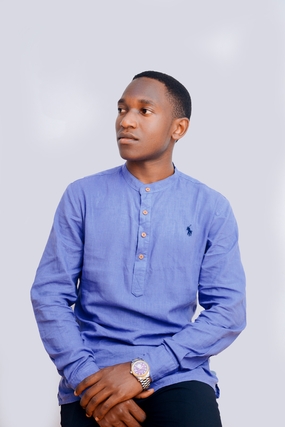 蓝色上衣寸头帅哥写真摄影图片